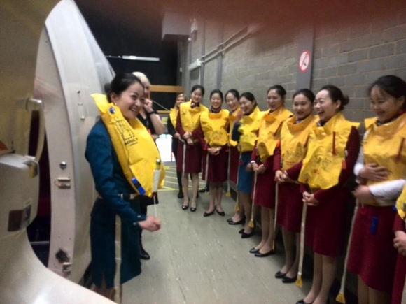 Qantas航空公司逃生演练.jpg