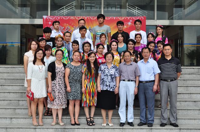 与新疆学生合影.JPG