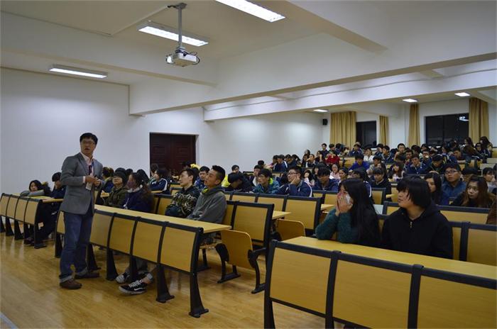 20141113在1-403 艺术学院“培养和践行社会主义核心价值观”主题讲座，参与对象是全体14级新生， 主讲人 施晓玮(1).JPG