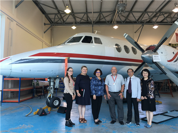 2.项校长等人参观英国南威尔士大学航空学院.jpg