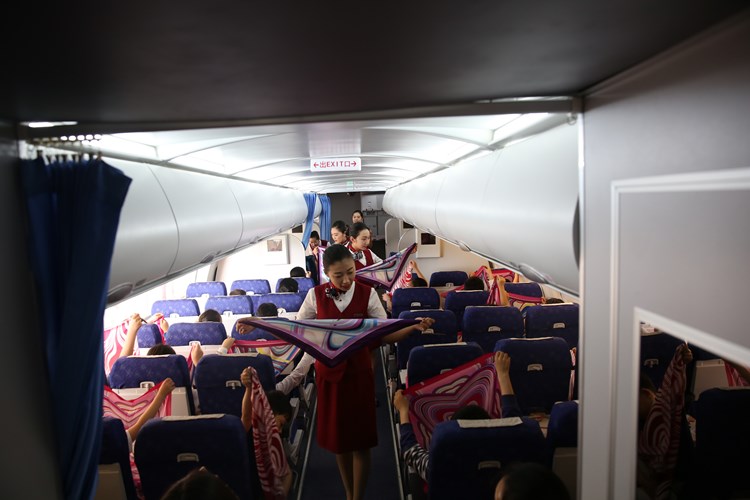 3.空乘项目 学习折丝巾.JPG